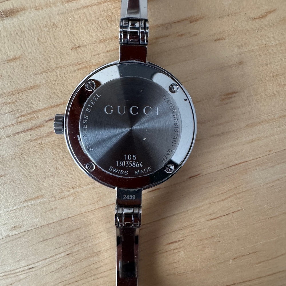 Gucci Silver Timepiece with Red and Green Accents - Picture 4 of 8